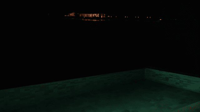 멀리 불빛이 보이는 수영장의 야경