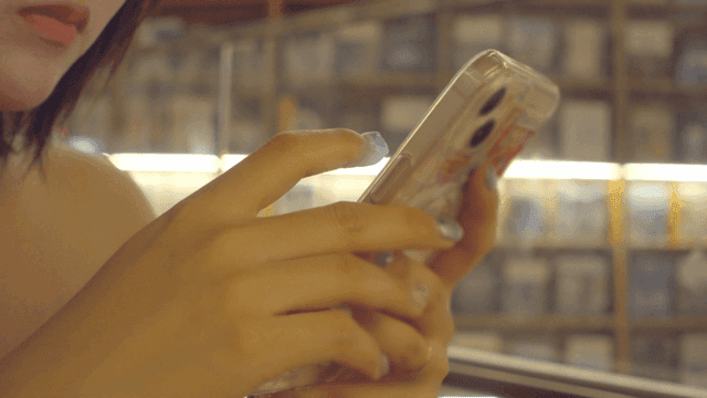 실내에서 스마트폰을 사용하는 여성