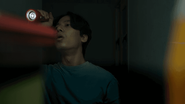 어두운 방에서 무언가를 찾는 사람