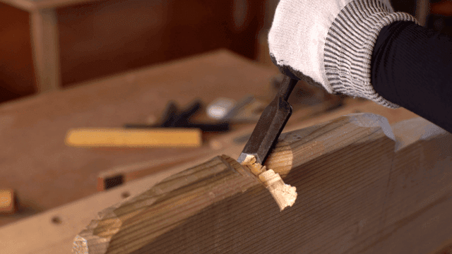 작업장에서 끌로 나무 조각하기