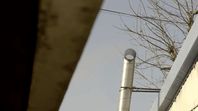 연기가 피어오르는 공장 굴뚝의 모습