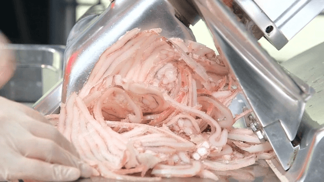 냉동 오징어를 얇게 써는 기계