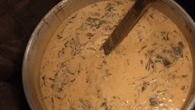 추어탕을 나무국자로 젓는 요리사