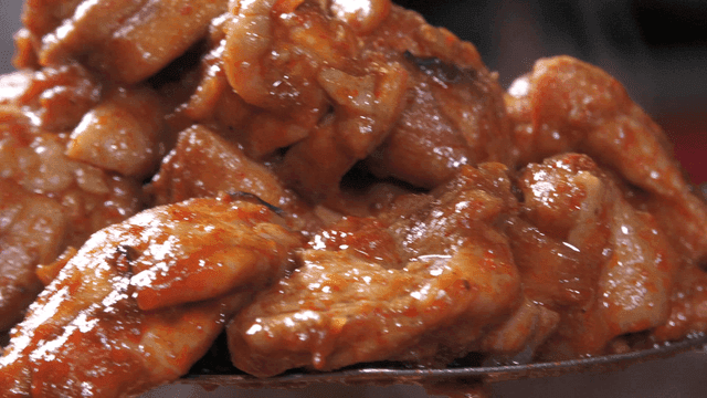 김이 나는 닭갈비를 퍼낸 주걱