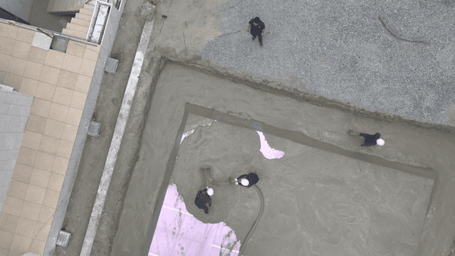 콘크리트를 붓는 건설 작업자들