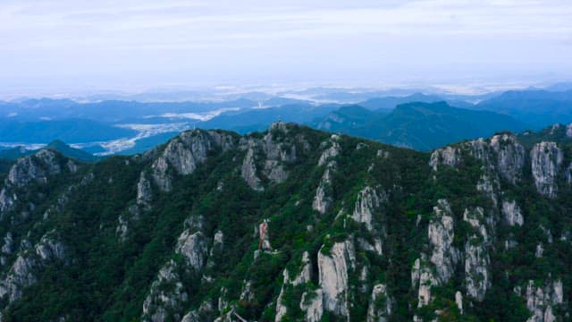 흐린 하늘 아래 웅장히 뻗은 대자연의 바위 산맥