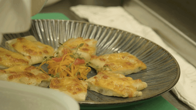 Scene where oil is applied to dumplings