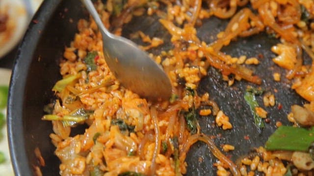 깻잎에 싸여지는 먹음직스러운 볶음밥