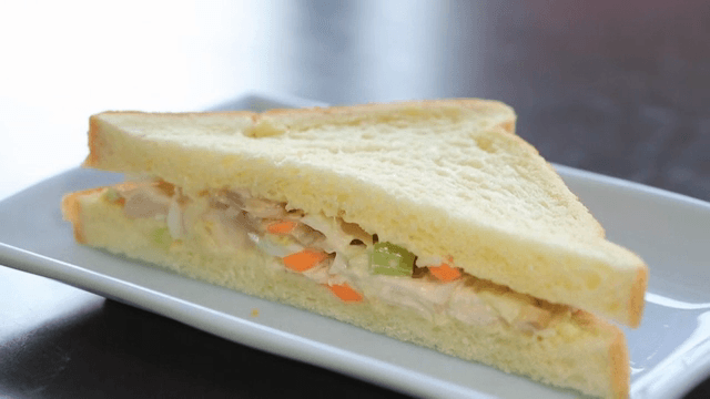 야채와 소스가 들어간 샌드위치