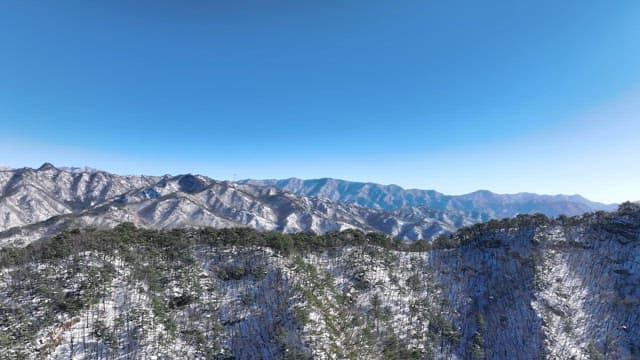 푸른 하늘 아래 눈 덮인 산맥
