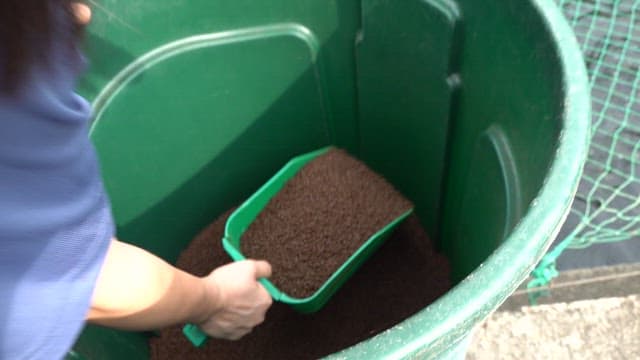 물고기 양식장에서 먹이를 주는 사람