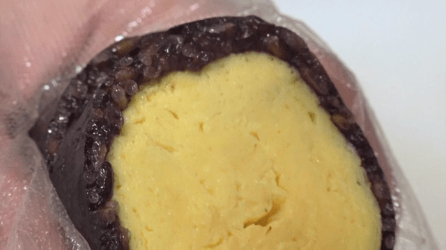 밥과 계란이 들어간 한국식 김밥