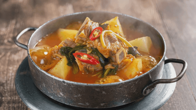 Hot potato stew with vegetables