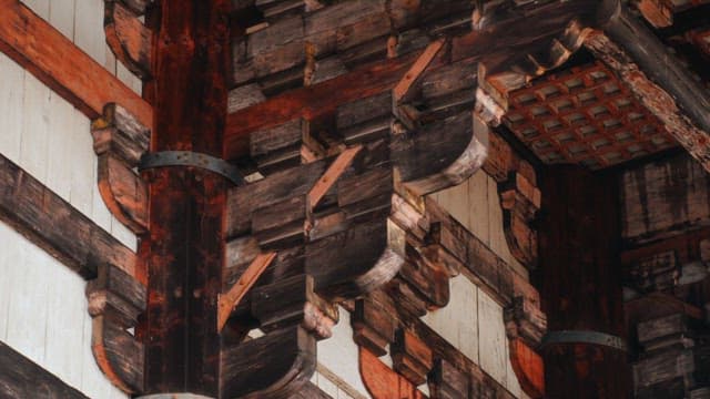 역사적인 목조 건물의 정교하고 세밀한 구조