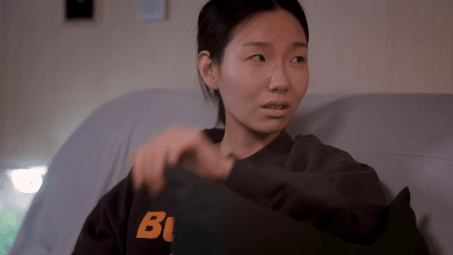 소파에서 대화하다가 먼저 자리를 뜨는 여성