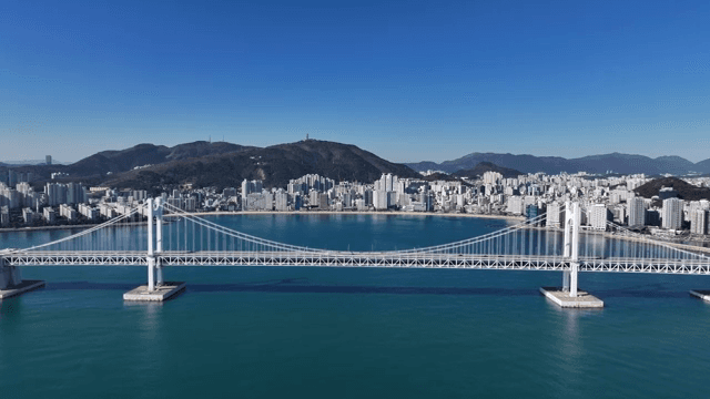 산과 도시 풍경을 가로지르는 다리