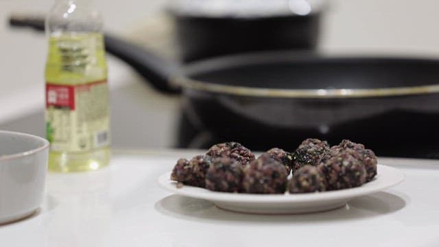 주방에 있는 접시 위의 주먹밥