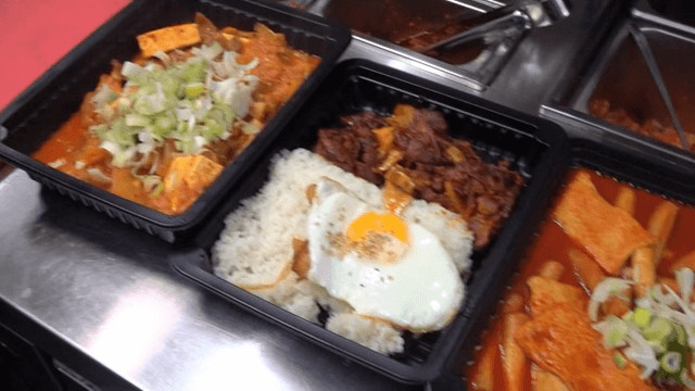 검은 트레이에 담긴 다양한 한식