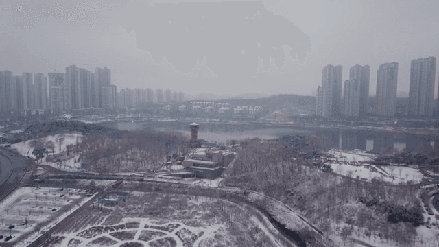 눈 덮인 고층 건물의 도시 풍경