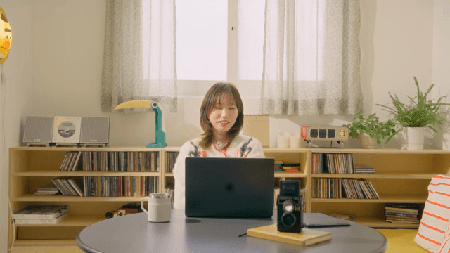 만족스러운 표정으로 노트북 작업을 하는 여성