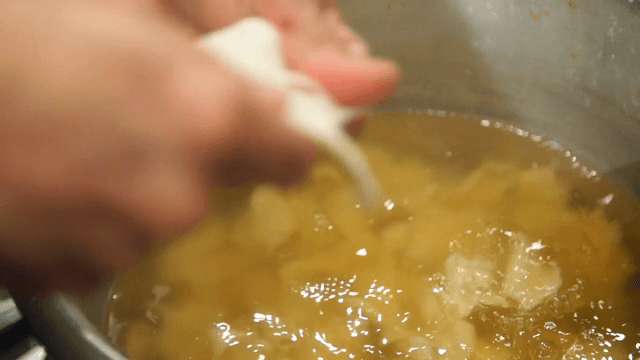 끓는 육수에 반죽을 넣는 손