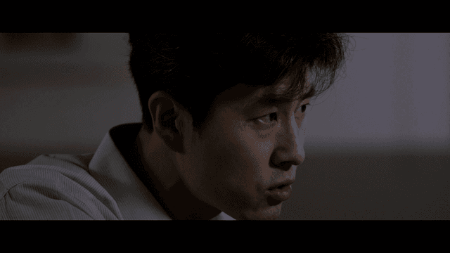 진지하게 말을 듣고 있는 교사