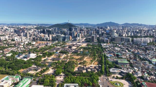 산을 배경으로 한 광활한 도시 풍경