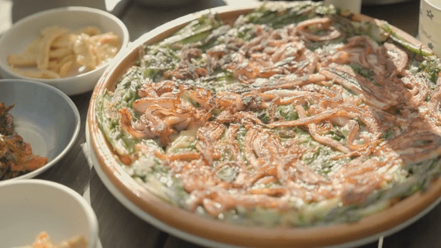 반찬과 함께한 해물 파전