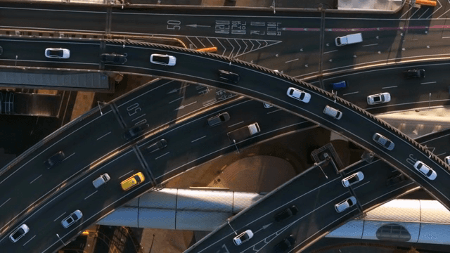 복잡한 고속도로 교차로의 항공 뷰