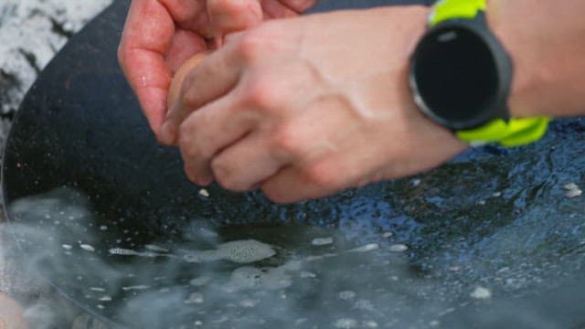 뜨거운 팬에 메가포드 알을 깨는 장면