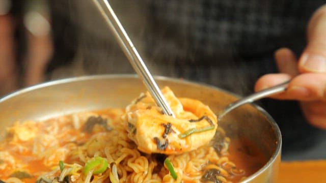 계란이 들어간 뜨거운 한국 라면