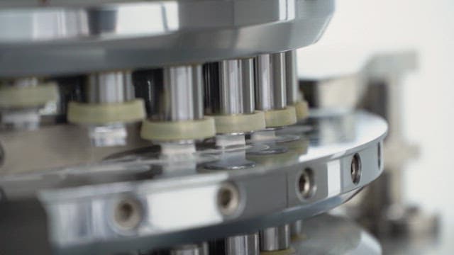 공장에서 알약을 생산하는 기계