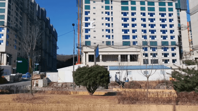 고층 건물이 있는 건설 현장