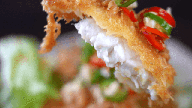 신선한 고추와 함께한 바삭한 유린복 튀김