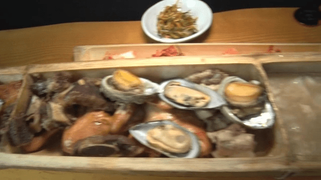 대나무통에 담긴 다양한 해산물 요리