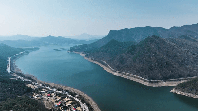 산을 따라 흐르는 경치 좋은 호수