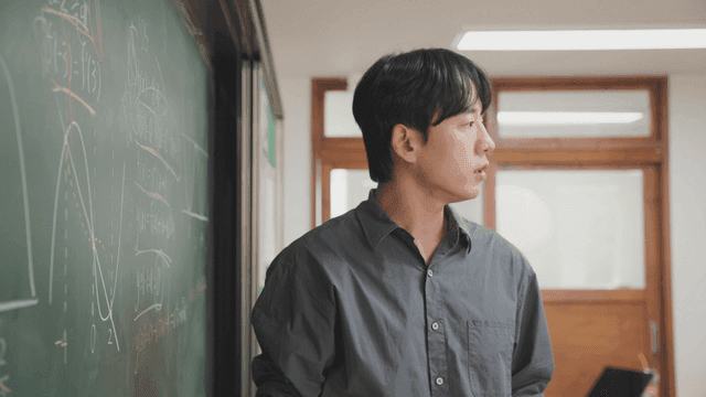 칠판에 수학을 설명하는 선생님