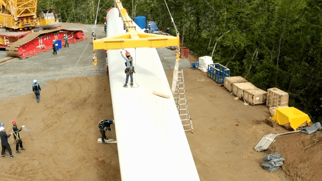 작업자들이 풍력 터빈 날개를 조립하는 모습