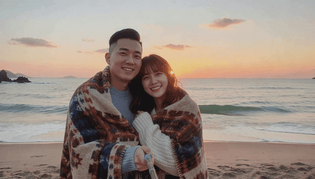 해변에서 일몰을 즐기는 커플