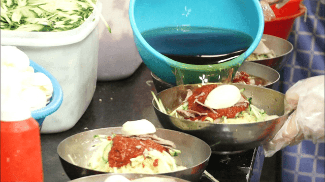 육수와 함께 한국 밀면 준비