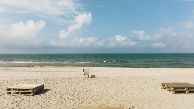 파도가 있는 고요한 해변