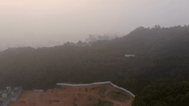 안개 낀 도시 풍경과 주변 산