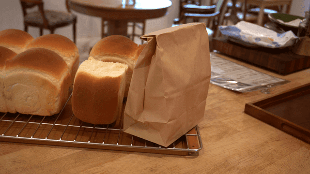 나무 테이블 위에 갓 구운 빵