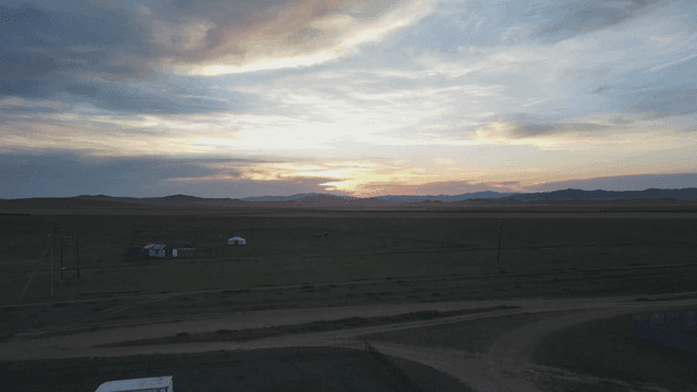 유르트가 있는 시골 풍경의 일몰