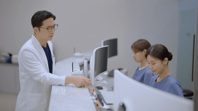 병원 접수 데스크 간호사들을 혼내는 의사