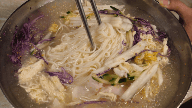 채소와 닭고기가 들어간 초계국수