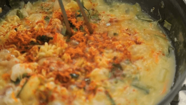 라면이 들어간 돼지 족발탕이 끓고 있는 모습