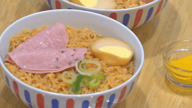 쟁반 위에 햄과 계란이 올려진 라면