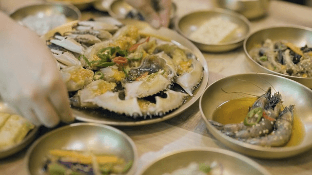 간장게장과 함께한 한국 반찬