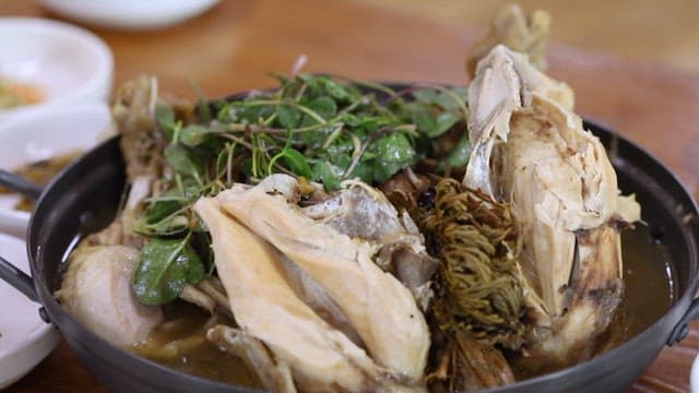 신선하고 건강한 채소가 들어간 푸짐한 삼계탕